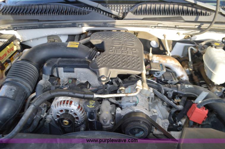 image for item L4580 2004 Chevrolet Silverado 3500 flatbed pickup truck