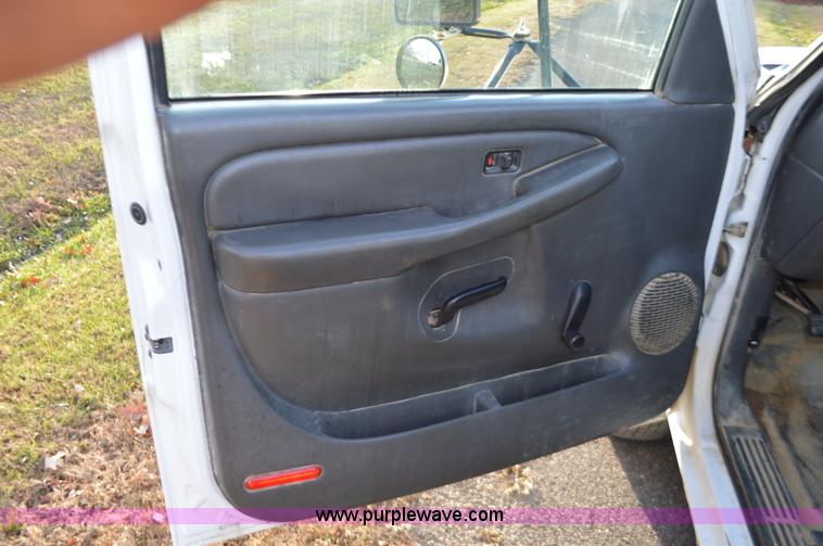 image for item L4580 2004 Chevrolet Silverado 3500 flatbed pickup truck