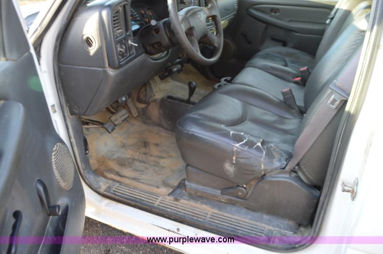 image for item L4580 2004 Chevrolet Silverado 3500 flatbed pickup truck