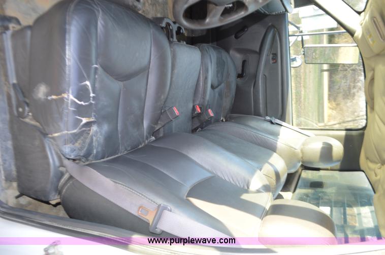 image for item L4580 2004 Chevrolet Silverado 3500 flatbed pickup truck