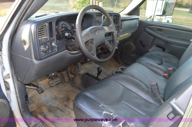 image for item L4580 2004 Chevrolet Silverado 3500 flatbed pickup truck