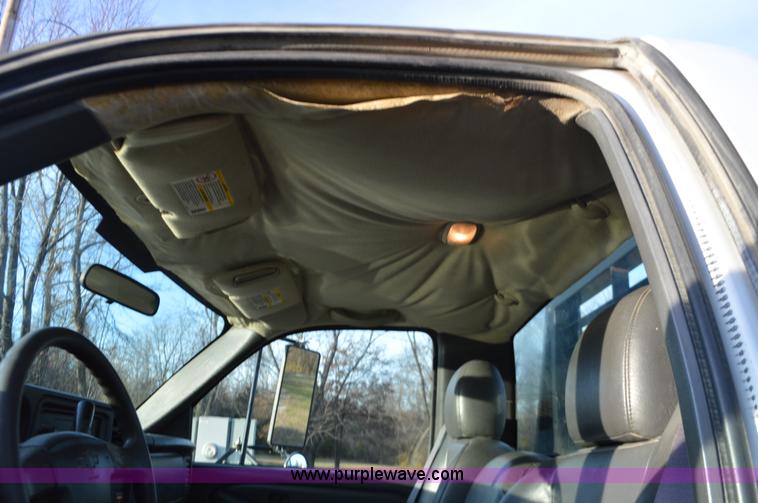 image for item L4580 2004 Chevrolet Silverado 3500 flatbed pickup truck