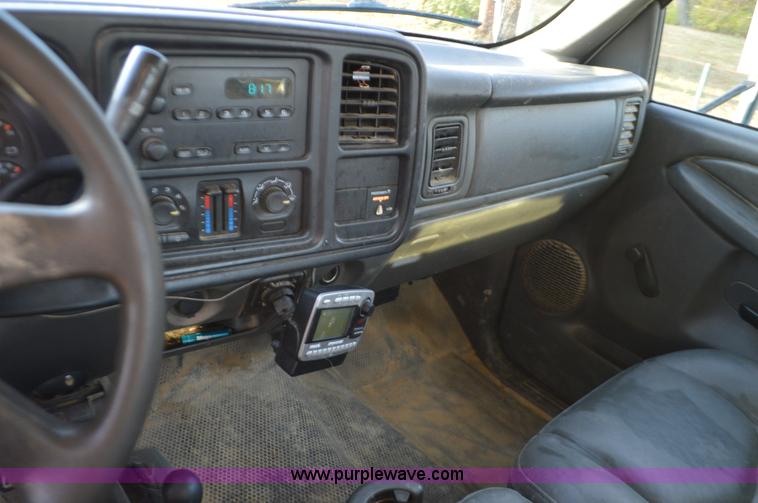 image for item L4580 2004 Chevrolet Silverado 3500 flatbed pickup truck