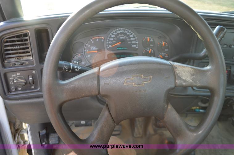 image for item L4580 2004 Chevrolet Silverado 3500 flatbed pickup truck