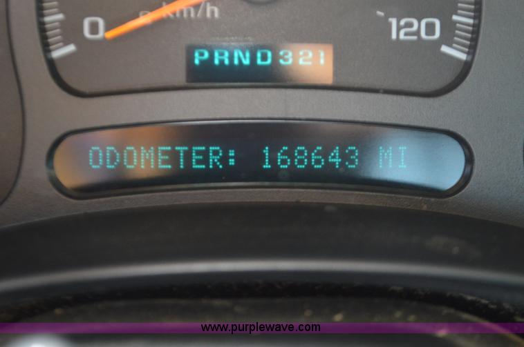 image for item L4580 2004 Chevrolet Silverado 3500 flatbed pickup truck