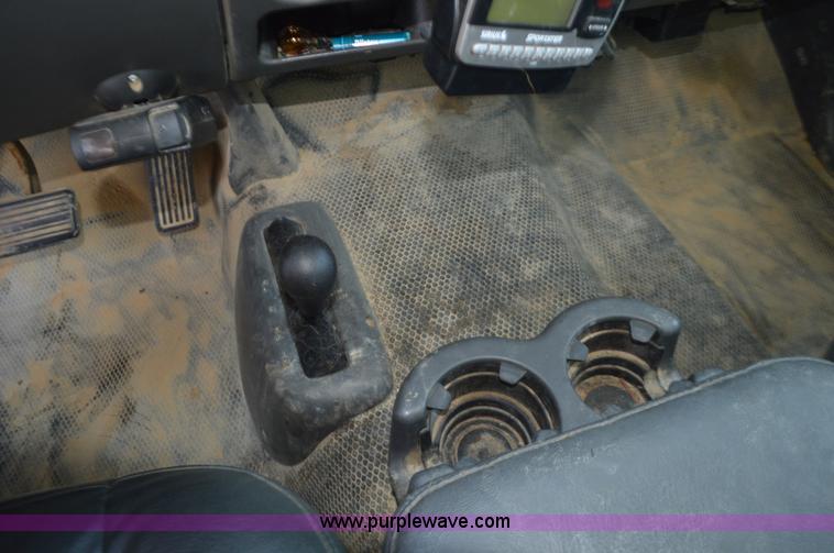 image for item L4580 2004 Chevrolet Silverado 3500 flatbed pickup truck