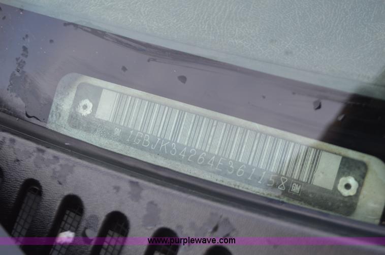 image for item L4580 2004 Chevrolet Silverado 3500 flatbed pickup truck