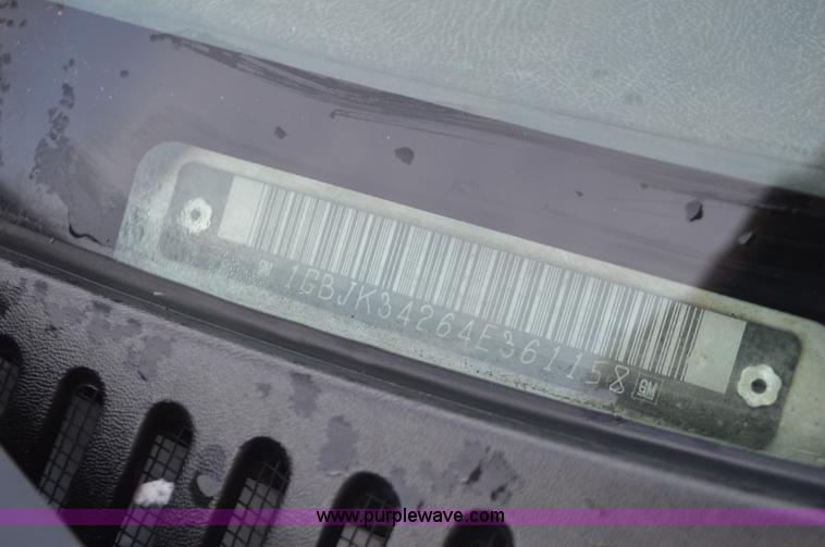 image for item L4580 2004 Chevrolet Silverado 3500 flatbed pickup truck