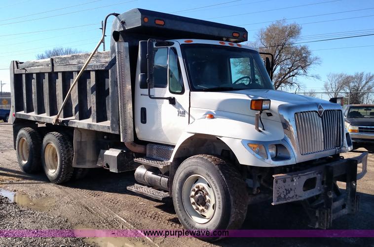 image for item L6066 2006 International 7400 dump truck