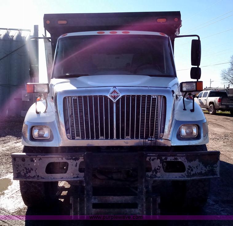 image for item L6066 2006 International 7400 dump truck
