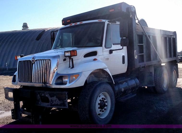 image for item L6066 2006 International 7400 dump truck