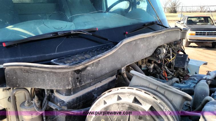 image for item L6066 2006 International 7400 dump truck