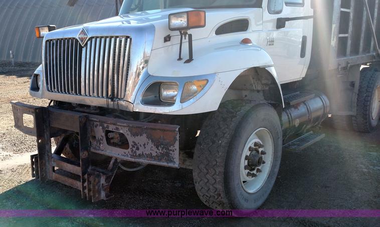 image for item L6066 2006 International 7400 dump truck