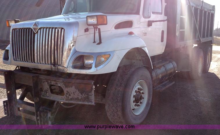 image for item L6066 2006 International 7400 dump truck
