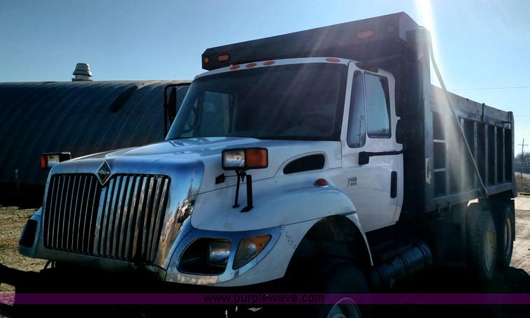 image for item L6066 2006 International 7400 dump truck