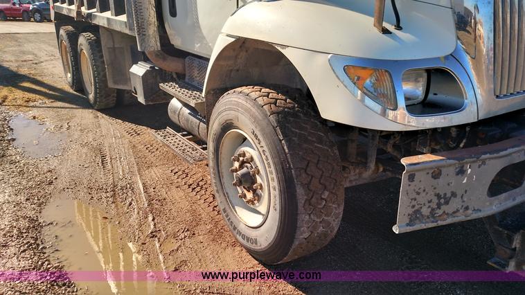 image for item L6066 2006 International 7400 dump truck