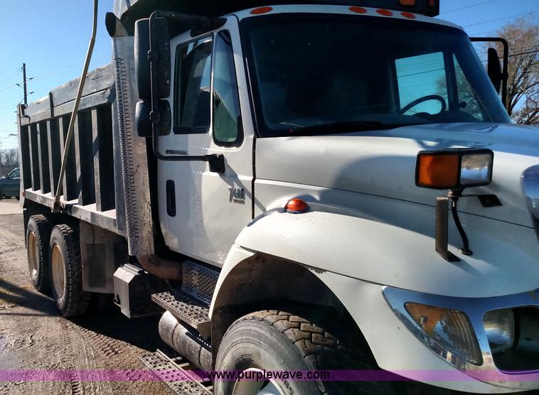image for item L6066 2006 International 7400 dump truck