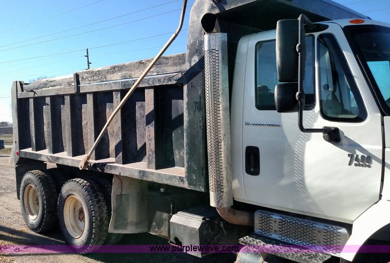 image for item L6066 2006 International 7400 dump truck