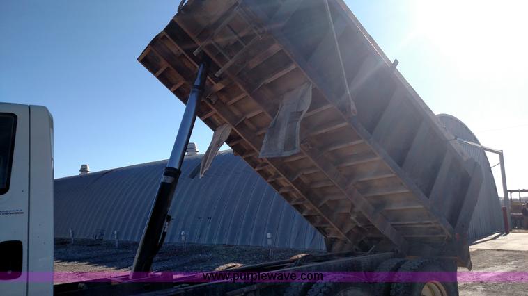 image for item L6066 2006 International 7400 dump truck