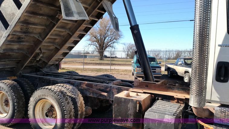 image for item L6066 2006 International 7400 dump truck