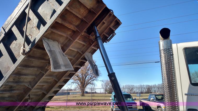 image for item L6066 2006 International 7400 dump truck