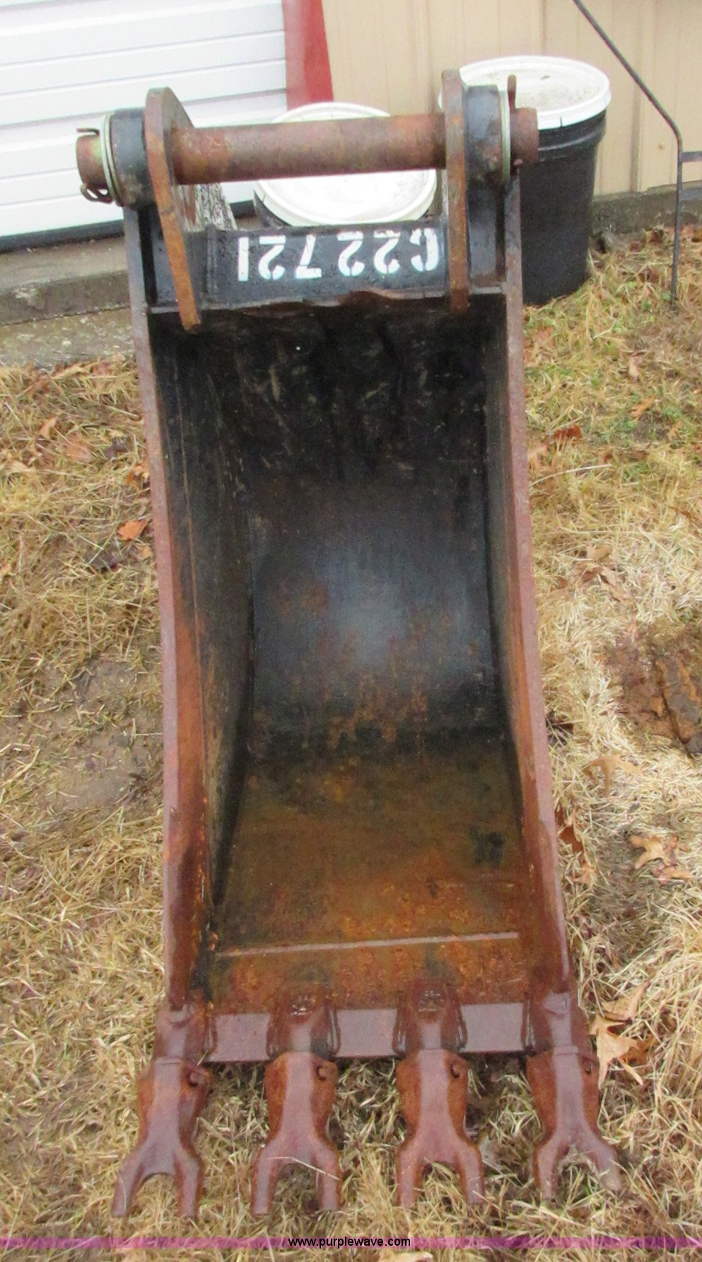 Caterpillar backhoe bucket in Claremore, OK Item I1770 sold Purple Wave