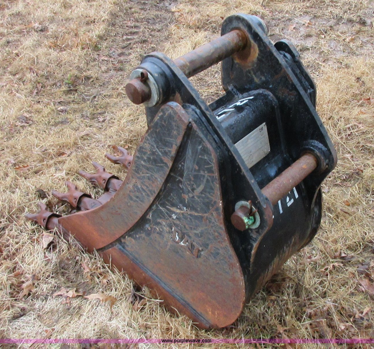 Caterpillar backhoe bucket in Claremore, OK Item I1770 sold Purple Wave