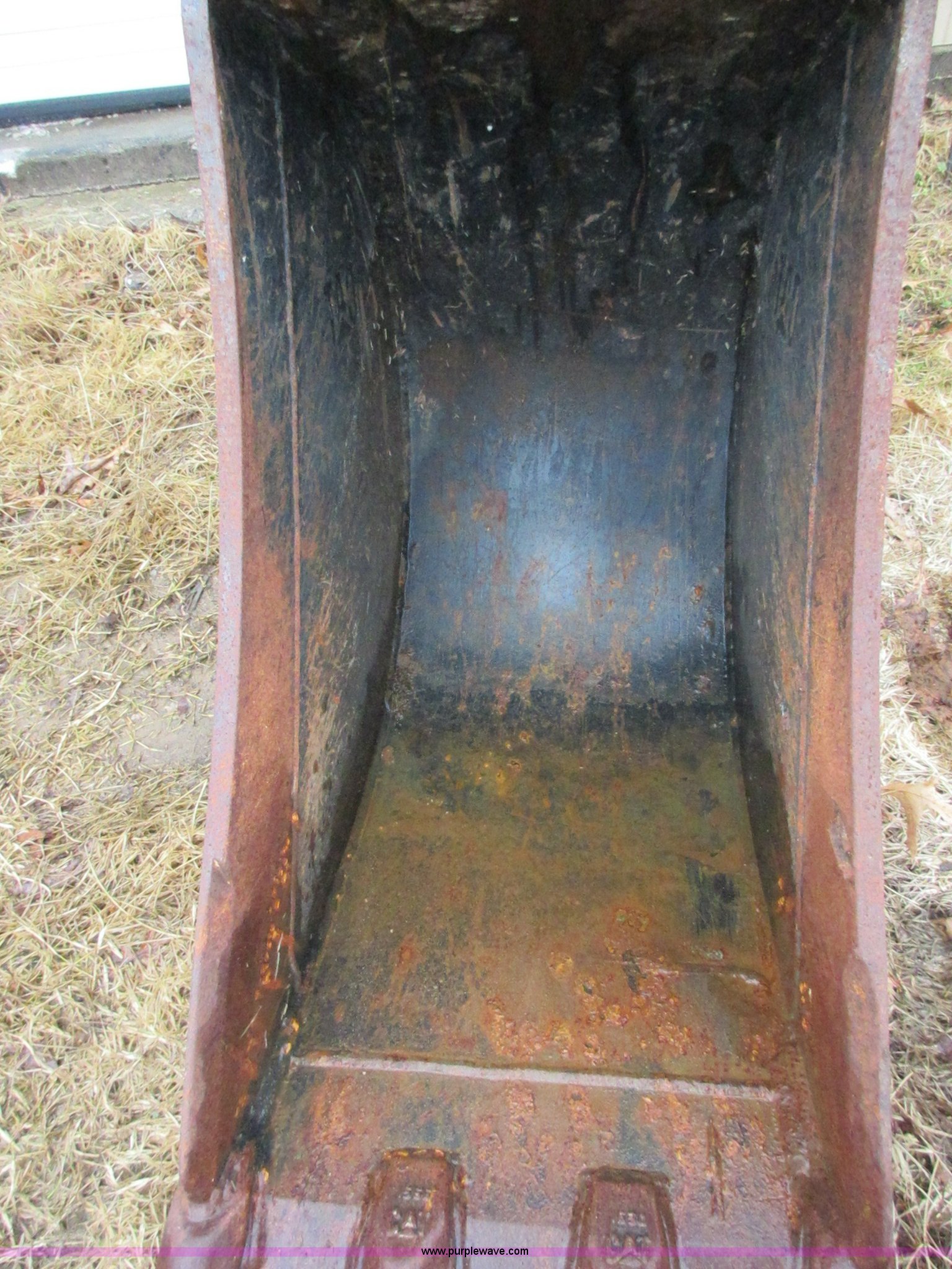 Caterpillar backhoe bucket in Claremore, OK Item I1770 sold Purple Wave