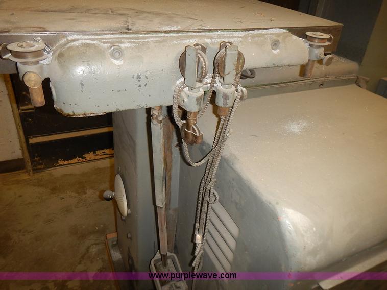 image for item BN9046 Doall V26 vertical bandsaw