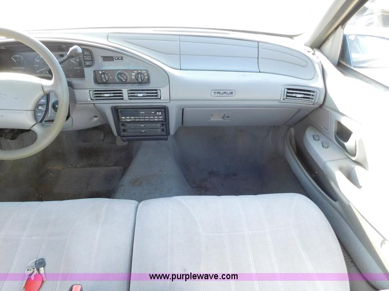 image for item J6829 1995 Ford Taurus GL