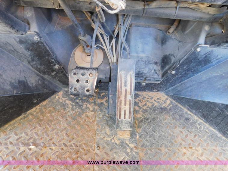 image for item J7425 2005 Kawasaki Mule 3010 utility vehicle