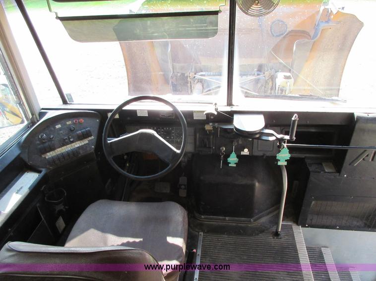 image for item J7663 1998 International 3800 school bus