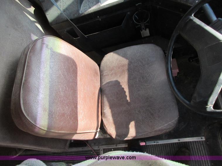 image for item J7663 1998 International 3800 school bus