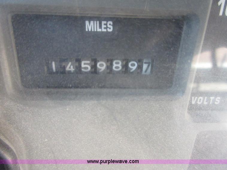 image for item J7663 1998 International 3800 school bus