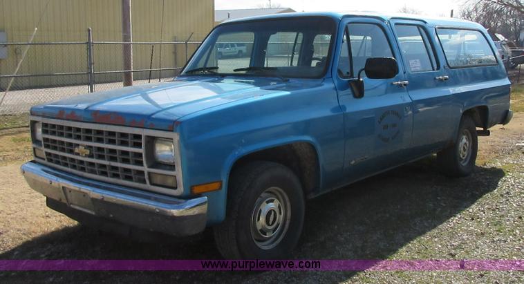 image for item J7665 1991 Chevrolet Suburban R1500 SUV