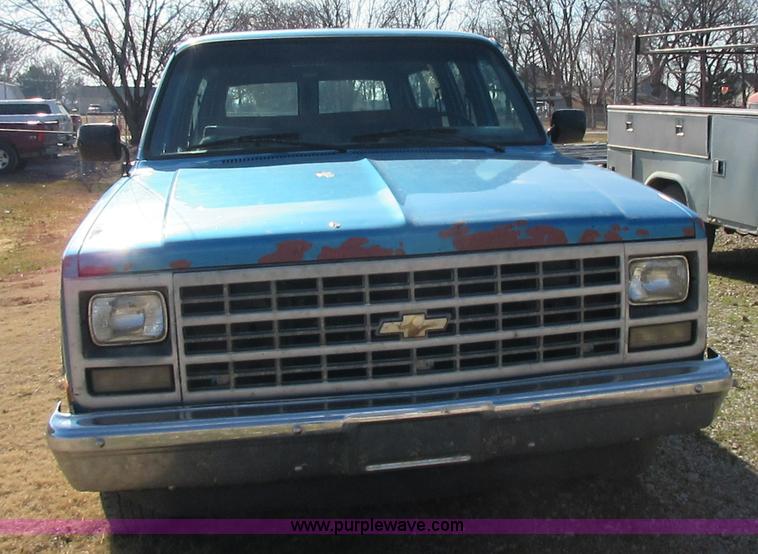 image for item J7665 1991 Chevrolet Suburban R1500 SUV