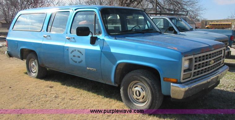 image for item J7665 1991 Chevrolet Suburban R1500 SUV