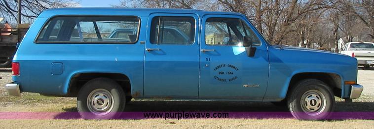 image for item J7665 1991 Chevrolet Suburban R1500 SUV
