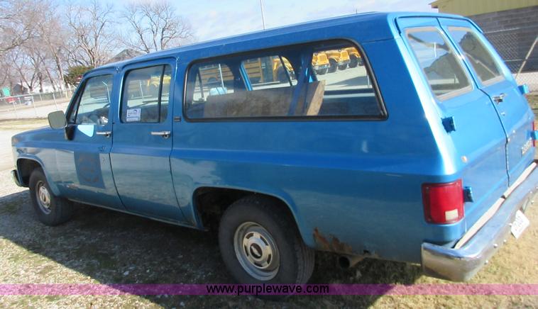 image for item J7665 1991 Chevrolet Suburban R1500 SUV