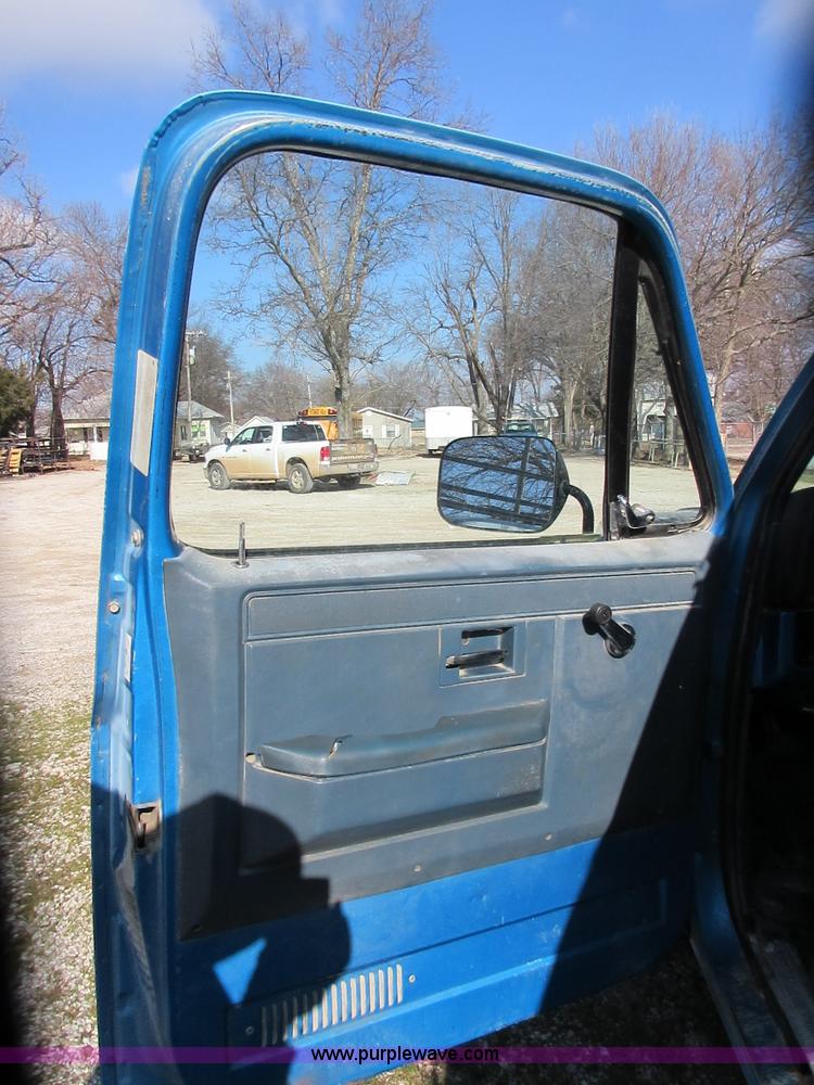 image for item J7665 1991 Chevrolet Suburban R1500 SUV