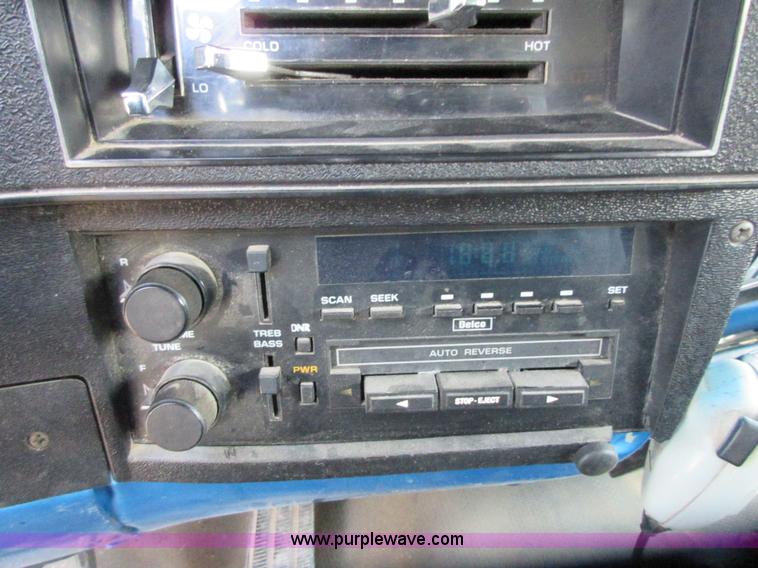 image for item J7665 1991 Chevrolet Suburban R1500 SUV