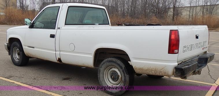 image for item L3622 1989 Chevrolet Cheyenne 1500 pickup truck
