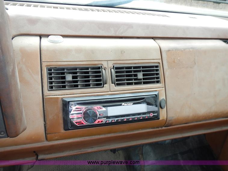 image for item L3622 1989 Chevrolet Cheyenne 1500 pickup truck