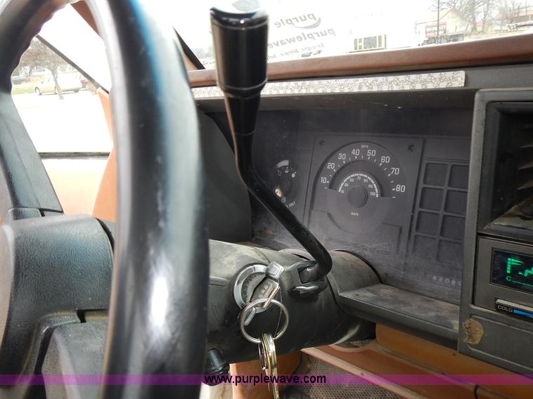 image for item L3622 1989 Chevrolet Cheyenne 1500 pickup truck