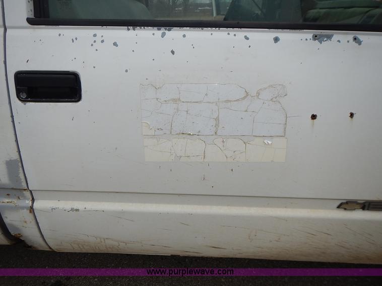 image for item L3622 1989 Chevrolet Cheyenne 1500 pickup truck