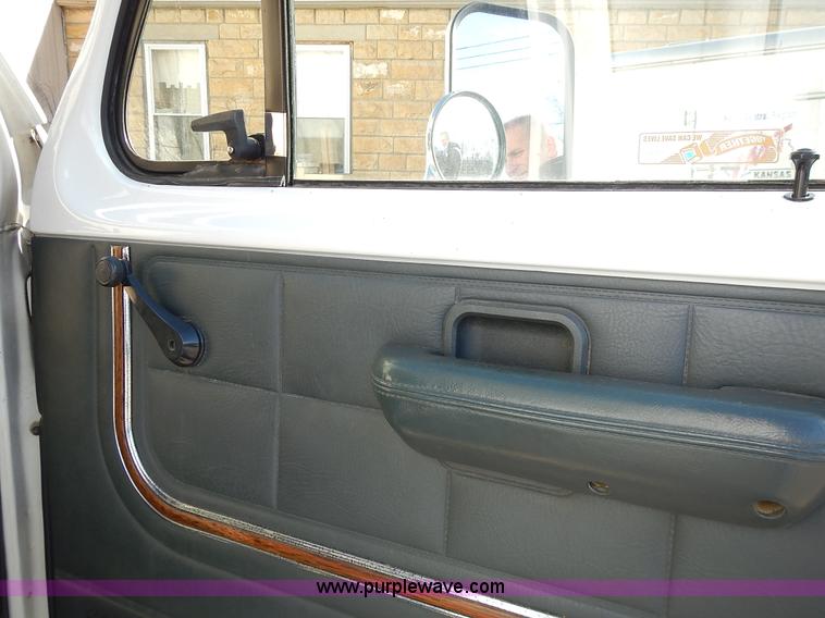 image for item L3630 1991 Ford Econoline E350 ambulance