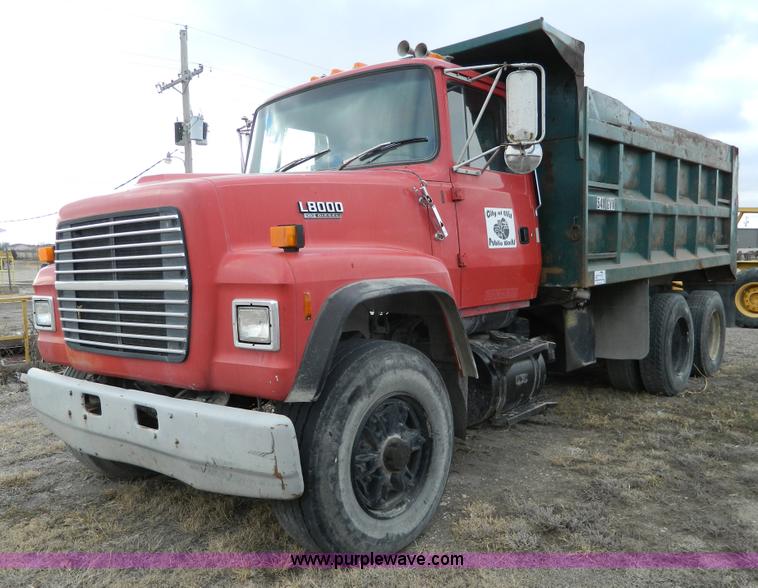 image for item L7306 1991 Ford LT8000 dump truck