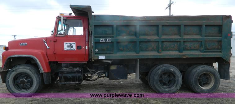 image for item L7306 1991 Ford LT8000 dump truck