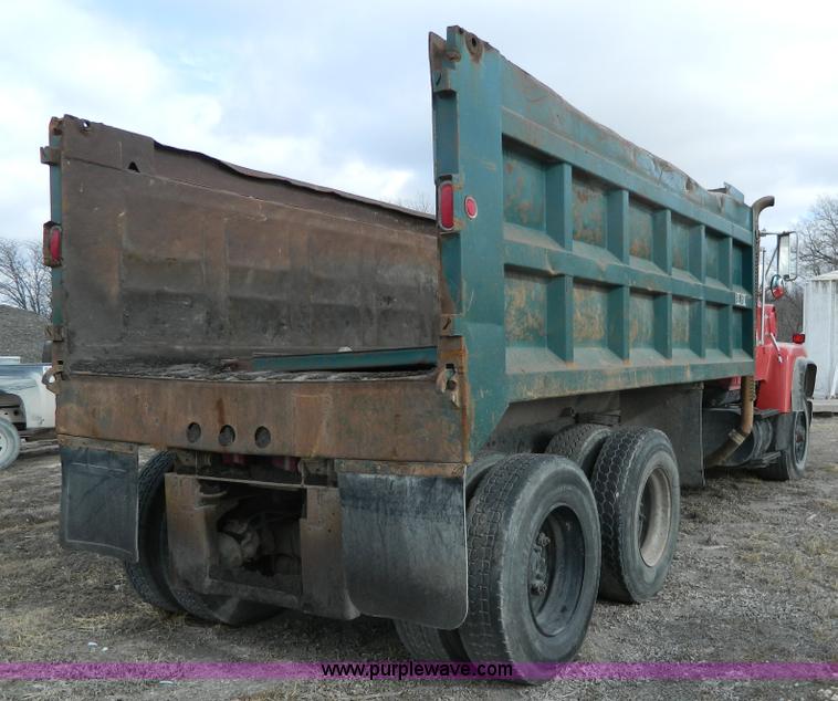 image for item L7306 1991 Ford LT8000 dump truck