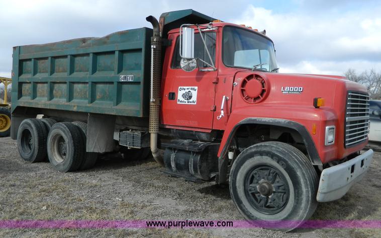 image for item L7306 1991 Ford LT8000 dump truck